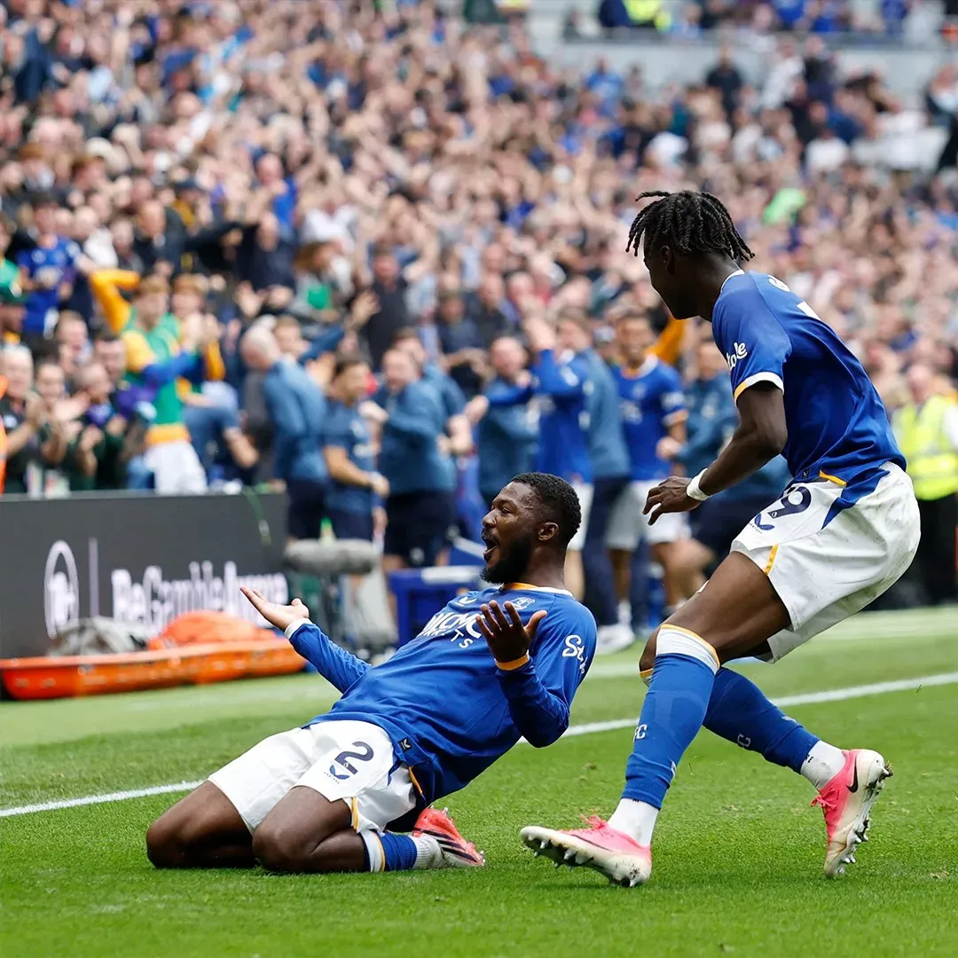 Manchester United empata em jogo de loucos
